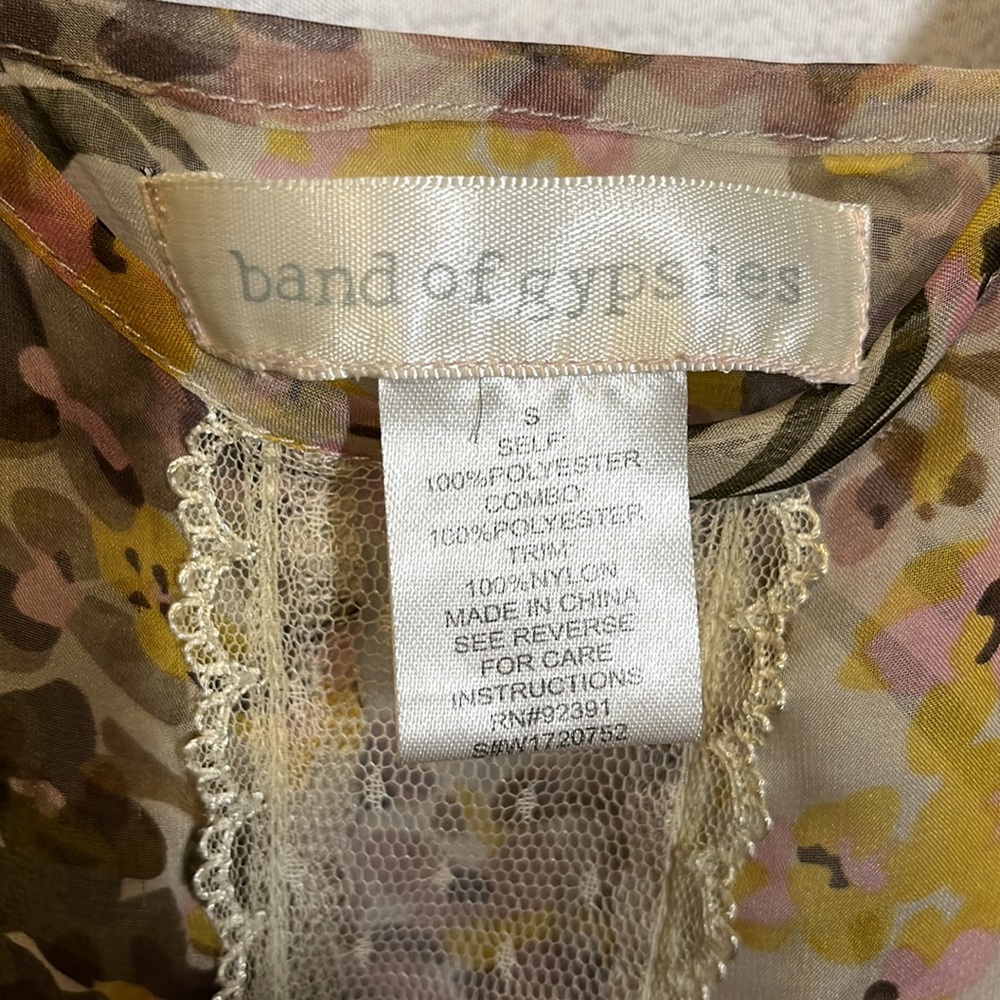 Beautiful Sheer Floral Tank Top with Lace - Picture 3 of 4